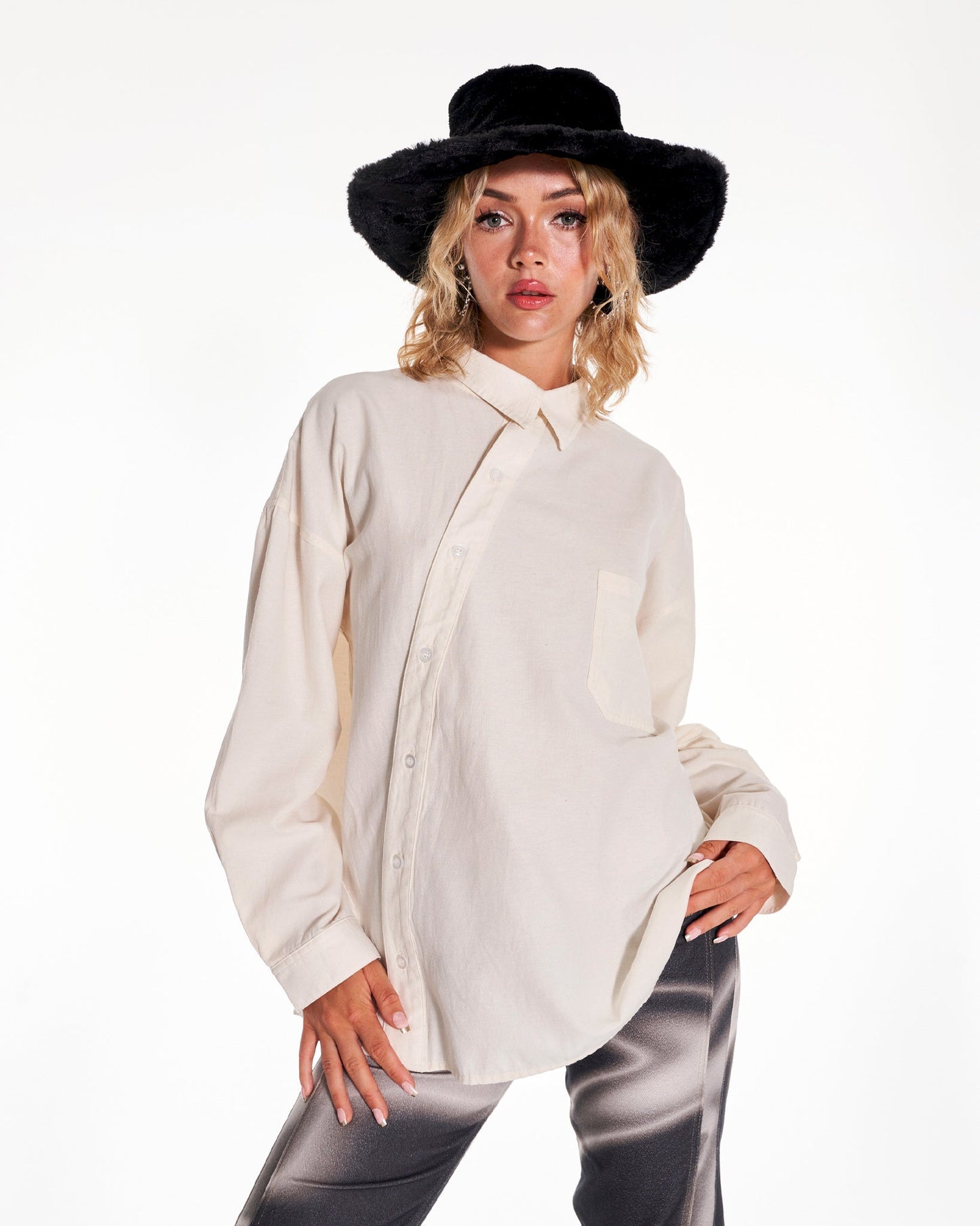 Shi Asymmetric Baggy Collared Shirt In Cream