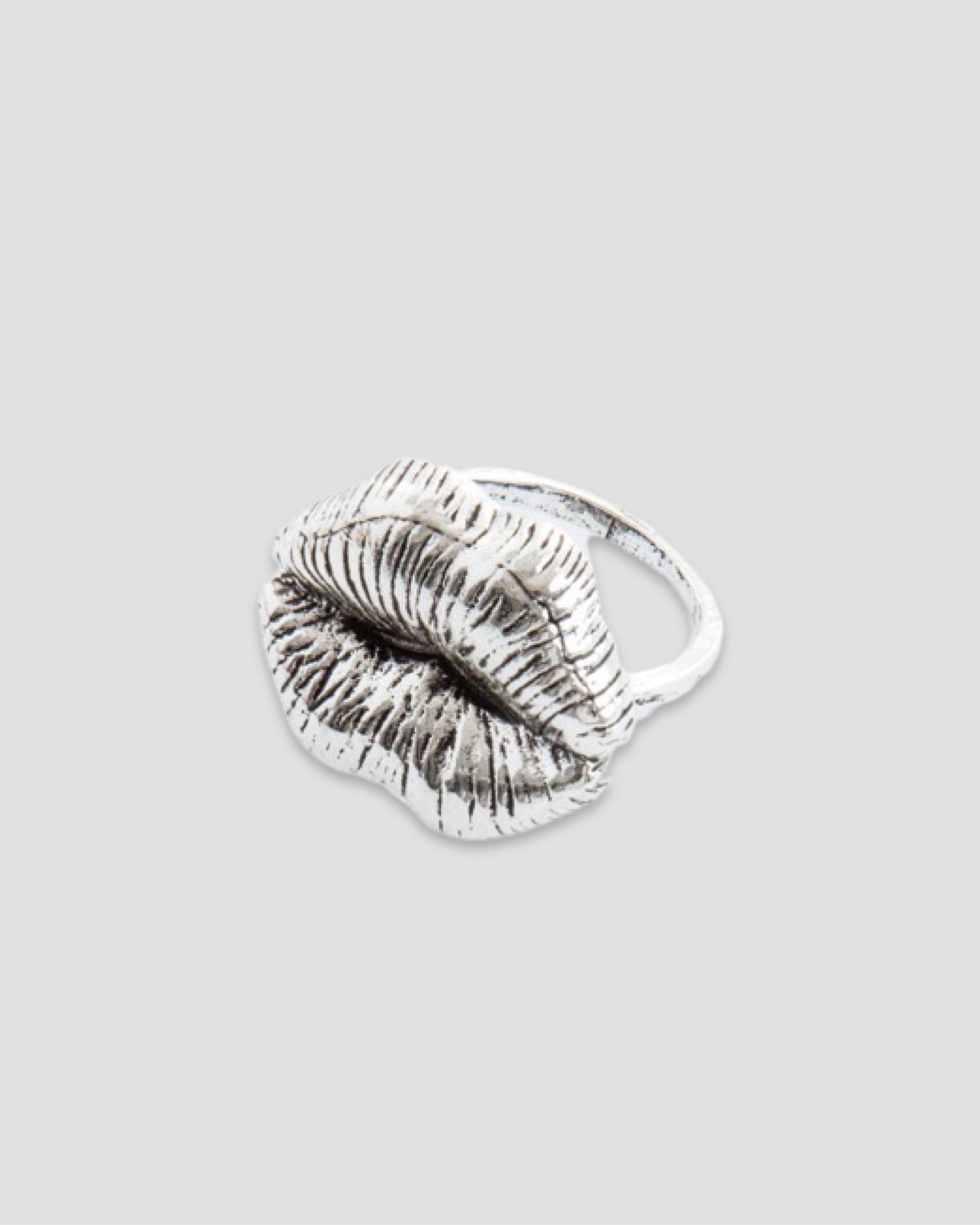 Pucker Lips Ring in Silver